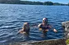 Tirill Dale Teigland (t.v.) og Mai Lill Dale fekk det til å sjå ut som at Vigdarvatnet hadde ein fin badetemperatur, men innrømte at det ikkje var så varmt. Likevel forfriskande.
