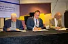 Forlagsmannen Ottar Grepstad (t.v.), ordførar André Mundal Haukås og forfattaren Einar Økland signerer dokument som stadfestar overleveringa av det private Økland-arkivet til Sveio kommune.