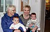 Bertha Ferstad viste stolt fram sine to barnebarn på 8 månadar, Sofie og Emil. Ho og dottera Anita Ferstad Knutsen spaserte til verkstaden.