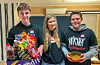 Olav Flatnes Skarvelland (t.v.), Kristine Kaldheim Mundal og Mads Haugan Våga gjorde mange glade i Sveio med MOT til å gleda-dagen.