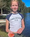 Ella Fosstveit Corwell (10 år) med rogn frå den nyfanga auren.