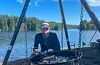 Gaute Vihovde Haug grillar på turlaget sin pølsestasjon.