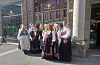 Fleire av dei frammøtte på rapportlaseringa tysdag hadde kledd seg i bunad. Foto: Kjell Åsmund Sunde/ NPK