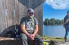 Audun Teigland i solveggen til grindabygget som grunneigarlaget har reist.