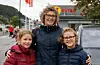 Aud Sveen kom til marknaden med barnebarna Maja Sveen-Sahl (9) og Emma Sveen-Sahl (11), som bur på Vormedal.