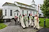 Marianne Svarverud Hansen i spissen for visitastoget frå kyrkja til soknehuset. Bak henne går biskop Ragnhild Jepsen og prost Svein Arne Theodorsen, og bak dei igjen sokneprestane Eirik Adland Tappel (som enno ikkje har byrja i stillinga si) og Arild Steinsland.
