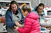 Søstrene Birgit og Gjertrud Almås har eit mikrobakeri på Spissøy på Bømlo. Her hjelper Birgit Aud Eriksen, som fekk handla seg surdeigsbrød og søtbakst med betalinga. – Det har gått mest kanelknutar, no er me tomme. Det var veldig kjekt å komma til Sveio, her var mykje folk, seier Birgit.