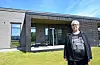 Etter over 40 år i enebolig på Bjelland, ser Målfrid fram til en enklere hverdag i nye, lettstelte omgivelser – med kort vei til både sentrum og familie. Foto: Morten Vågset Møller