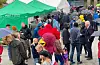 Fleire hundre tok turen til Førde sentrum og Haustmarknaden sundag.FOTO: THOMAS FØRDE