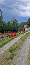 Brannen er sløkt og mannskapa kan ta seg ein liten pust i bakken. FOTO: OLAV HOVLAND, UTRYKKINGSLEIAR HBRE