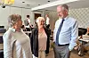 Grete Müller (t.v.) og Else-Berit Helle har lang fartstid i brukarutvalet i Helse Fonna, og synest samarbeidet med leiinga i føretaket blir stadig betre. Her i samtale med styreleiar Petter Steen jr..
