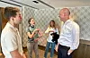 Engasjerte representantar frå Helse Fonna sitt ungdomsråd i samtale med adm. dir. Anders Hovland (t.h.). Frå venstre Markus Strand, leiar Elisabeth Kvinnsland og tidlegare leiar Emma Sofie Lae-Pedersen.