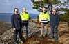 Ordførar André Mundal Haukås, utbyggingsleiar Sveinung Eskeland, direktør Kristian Gautesen og kommunalsjef Kenneth Tollefsen på platået der solcelleanlegget på Tjernagel skal koma.