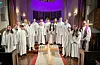 Lysmesse i Førde kyrkje: Frå venstre: Victoria Helgesen, Eirik Hovland, Angelica Skaugerud Valen, Lukas Johan Gismervik, Isabella Vea Høyland, Emil Torkelsen Svendsen, Synne Kristiansen, Christie Aga Bjørge, Daniel Nordtveit, Jonas Horneland Bjørge, Synnøve Iselin Økland, Kristine Jirgensone, Thomas Hellesøy Lier, Julian Serigstad, Maja Enerstvedt Hovland, Iben Lervik Torkelsen og Lillian Ngyen Wiik og prest Arild Steinsland. FOTO: PRIVAT