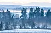 Straumkablar strekkjer seg gjennom vinterlandskapet ved Vormsund. Mange nordmenn oppgir at den høge straumprisen gjer at dei må kutte andre kostnader. Illustrasjonsfoto: Håkon Mosvold Larsen / NTB / NPK