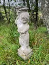 Statuen er tung og om lag 70 cm høg.