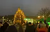 Felles nedteljing før lysa på julegrana vart tent. Foto: Anne Synnøve Breistig