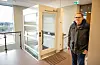Bygget er universelt utforma, og dei som ikkje kan ta trappa nyttar denne heisen. Prosjektleiar Per Riise blir snart pensjonist. Han gler seg over å avslutta med brannstasjonprosjektet der det er mykje å vera stolt over. Foto: Ellen Marie Hagevik