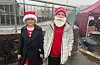 Naboane Miley Tøkje Åmodt og Olve Spilde hadde pynta seg til julegrantenninga i flotte juleklede. Foto: Anne Synnøve Breistig