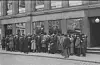 Ein polkø i Oslo mai 1923. Det er første salsdag etter at heitvinsforbodet vart oppheva.Foto: Hermann Christian Neupert / Mittet & Co/ Nasjonalbiblioteket