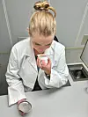 Smaksdommar Anine Kallstad (44) luktar på rå laks. Ho veit ikkje at analysen hennar mellom anna skal gje svar på om emballasjen har påverka lukta eller smaken – og – om laksen heldt seg like godt eller betre i den nye innpakninga, etter å ha blitt oppbevart i ulik temperatur og i eit ulikt antal dagar. Foto: Heidi Molstad Andresen / NPK