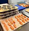 Prøvene av laks er snart klare for varmebehandling. Etterpå skal dei bedømmast på smak og tekstur, for å finne ut om ein ny emballasje påverkar lukta eller smaken på fisken – og – på om laksen heldt seg like godt eller betre i den nye innpakninga. Foto: Heidi Molstad Andresen / NPK