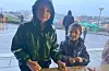 F.v. Joar (8) og Sander (6) Øygarden laga fine juledekorasjonar dei kunne ta med seg heim. Foto: Anne Synnøve Breistig