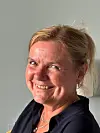 Gørill Guddal flytta heim etter å ha vore byjente i 12 år. – Eg er blitt så glad i bygda att. Det er så mykje kreativitet over alt; folk borar og støyper og byggjer og sprengjer for å skape noko overalt. Her er det folk som vil ting, seier ho. Foto: Privat