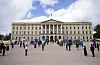 Kong Harald, dronning Sonja, kronprins Haakon, kronprinsesse Mette-Marit, prinsesse Ingrid Alexandra og prins Sverre Magnus under den korona-prega 17-maifeiringa på Slottsplassen i Oslo i 2020. I år er barnetoget og folkehavet tilbake. Foto: Lise Åserud / NTB / NPK