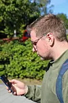 I tillegg til å skrive femten bøker er Alexander Sandtorv også med på ørten podkastar og svært aktiv på sosiale medium. No må vi avrunde intervjuet så han kan nå neste intervju, før han sjølv skal intervjue nokon til sin neste bok. – Det er ein hardcore livsstil. Eg vil ikkje anbefale dette til nokon. Foto: Kenneth Sjøvold / NPK