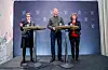OStatens forhandlingsleiar Viil Søyland (t.v.) kjem med eit tilbod på 10,15 milliardar kroner til Norges Bondelag ved Bjørn Gimming og Norsk Bonde- og Småbrukarlag ved Kjersti Hoff. Foto: Stian Lysberg Solum / NTB / NPK