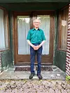 Jon Ludvig Berstad framfor butikkdøra til Berstad Handel. I Auklandshamn dreiv han landhandel frå 1957 til 1979. 12. oktober i år fyller den spreke handelsmannen 100 år.