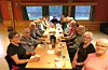 Etter trimmen er deltakarane klare for frukt, kaffi og ein god drøs, før dei avsluttar med sang. Frå venstre og rundt bordet: Kari Steine, Tora Lie, Marit Tveit, Astrid Kallevik, Lars Eikehaugen, Martha Larsen, Anne Grethe Sydnes, Sofie Røen, Kåre Røen, Edith Helene Bergmål, Torstein Gramshaug, Willy Mjånes, Anny Strømme, Astri Bøe, Solveig Haukås, Greta Hansen, Brit Karin Bruvik og Torun Valen Frøkedal.