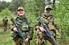 Benjamin Børven Våbenø (t.v.) og Ingelin With Ottesen (godt kamuflert ein stad til høgre for midten av biletet) i full uniform på dag to av øvinga.