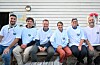 Etter debatten fikk alle deltakerne utdelt hver sin Gullsjøhuset-T-skjorte og snacks til hjemreisen – for noen en litt lengre tur enn for andre. Fra venstre: Alexander Papas (SV), Ulvar Akselsen (Ap), Lars Fjeldstad (Sp), Liv Kari Eskeland (H), Ruth Eriksen (Frp) og Jarle Jacobsen (KrF). Foto: Morten Vågset Møller