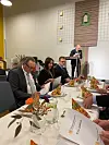Alf Staupe, leiar i Sveio pensjonistforening, har nettopp ønska gjestene velkommen. Ved bordet eit frå venstre John Gustav Eilerås, ordførar Linn Therese Erve og sokneprest Arild Steinsland.