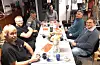 Tilsette i Sveio Byggsenter blei påspandert julemiddag på huset etter jobb tidleg i desember. Frå venstre: Jan Inge Halleraker (byggjeleiar/sal), Edward Semb (tømrar), Reidar Hovland (sjåfør/sal), John Ingve Bendiksen (tømrar innleigd), Alf Haugland (tømrar) og Oddmund Sæ (tømrar innleigd).