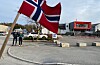 Bilkortesja passerer Sveio sentrum, kommunehuset i bakgrunnen.Christian Naustvik Økland og Tuva Naustvik Økland ser på.