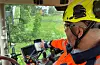 Via skjermen framfor seg får føraren beskjed når han skal heva slåmaskinen for å skåna sjeldne plantar i vegkanten.