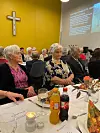 Sigrund Miljeteig sat til bords med ekteparet Agnes og Lars Christensen.