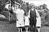 Ekteparet Ingrid og Helmer Mikkelsen frå Haugesund fotografert saman med døtrene sine, Marit (7) og Erna (5) ein sommardag på Vikse. Dette er kort tid før dei byggjer hytte (hytta i bakgrunnen tilhøyrer ein nabo).