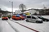 I tillegg til brannvesen og politi var også ambulanse i beredskap på brannstaden. Foto: Einar Vestvik
