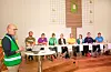 Bent Rune Sinnes (framme t.v.) leia debatten i soknehuset på vegne av arrangørane, Sveio sokneråd og Kidshouse. I bakgrunnen panelet, som besto av ordførarkandidatane Kjartan Moe Hustvedt (MDG), Asle G. Halleraker (TvF), Monica Vandaskog Valen (Sp), Linn Therese Erve (Ap), Jarle Jacobsen (KrF), Ruth Vihovde Strand (V), André Mundal Haukås (H) og Ruth G. Ø. Eriksen (Frp). SV, Liberalistene og Industri- og næringspartiet var ikkje representert på dette debattmøtet.