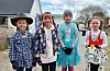 Desse fire klassevenninnene går alle på ridekurs. F.v. Henny Brügger Apeland (9), Sofia Herheim (8), Ida Førre-Apeland (8) og Emine Lønning Stokkenes (8)
