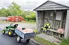 Gabriel Gravelsæter-Gravdal (6) i eit busskur i Auklandshamn. Traktoren hans er med. FOTO: GUNNHILD LØNNING