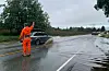 Kjell-Erik Grønli frå Mesta dirigerte trafikken forbi flaum-området.FOTO: TORSTEIN TYSVÆR NYMOEN