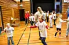 Annika Mølner Stokkenes og Brage Valen i framgrunnen og mange andre elevar er ivrig opptatt av å hoppa tau.