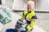 Gabriel med ein tøff og splitter ny gokart-hjelm i hendene. FOTO: GUNNHILD LØNNING