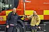 Stasjonsmeister John Anders Semb tar imot nøklene til den nye tankbilen frå teknikar i HBR Jan Helge Johannessen.ALLE FOTO: HAUGALAND BRANN OG REDNING IKS