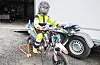 Gabriel synest det er kjekt å køyra motorsykkel. Då går det bokstaveleg tala raskt føre seg i svingane. FOTO: GUNNHILD LØNNING